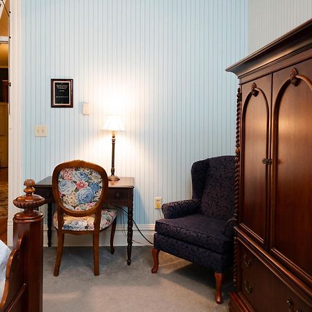 Captain Henderson House Hotel Arkadelphia Room photo