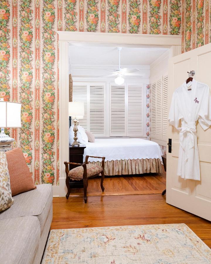 Captain Henderson House Hotel Arkadelphia Room photo