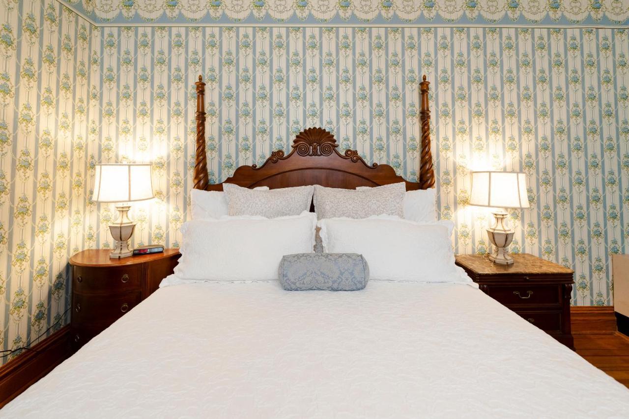 Captain Henderson House Hotel Arkadelphia Room photo
