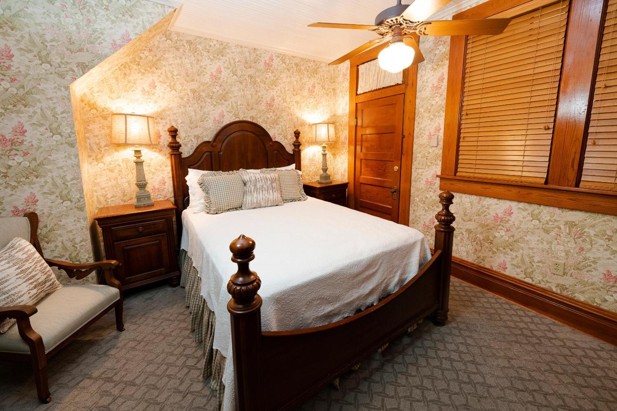 Captain Henderson House Hotel Arkadelphia Room photo