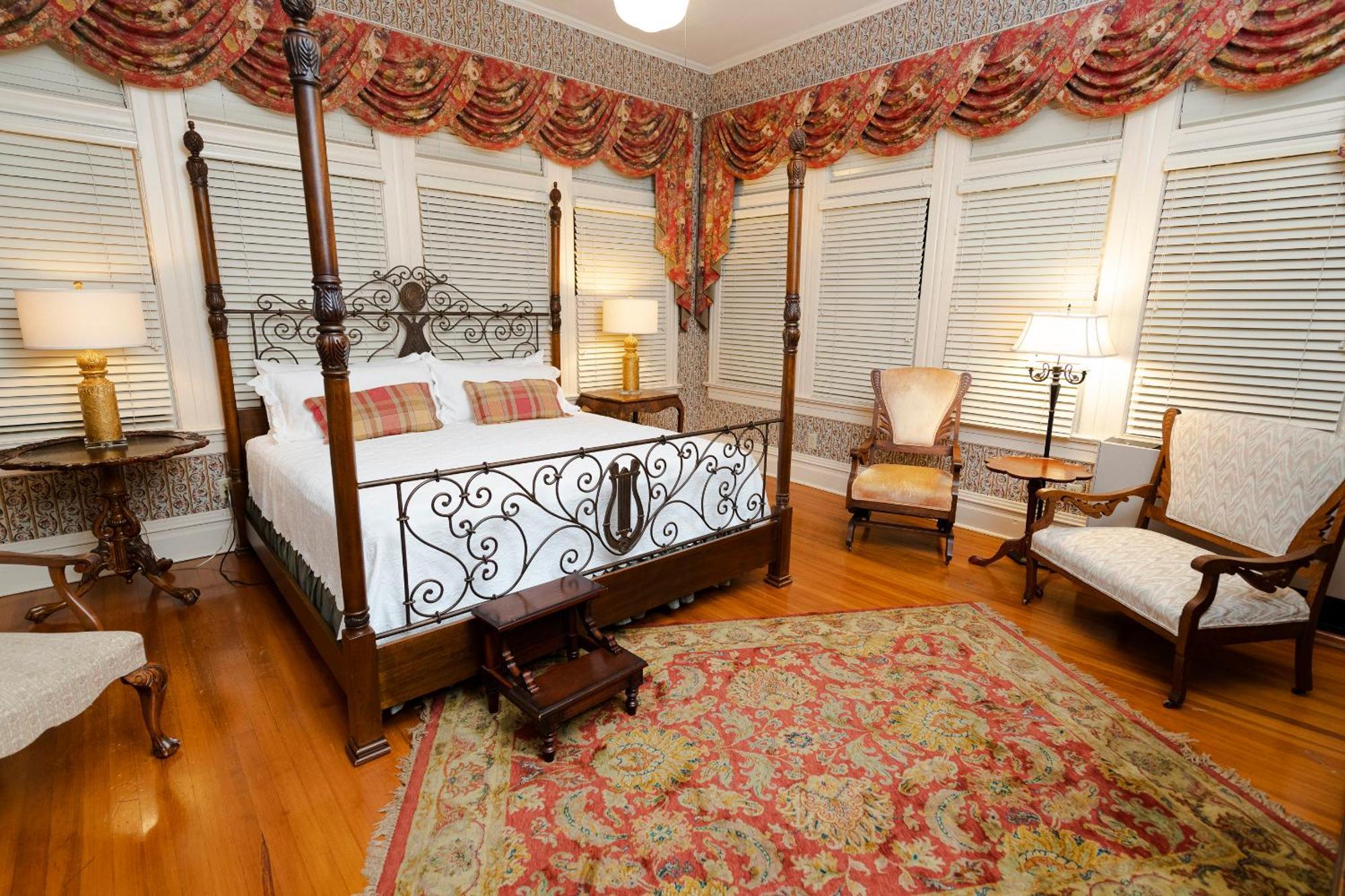 Captain Henderson House Hotel Arkadelphia Room photo