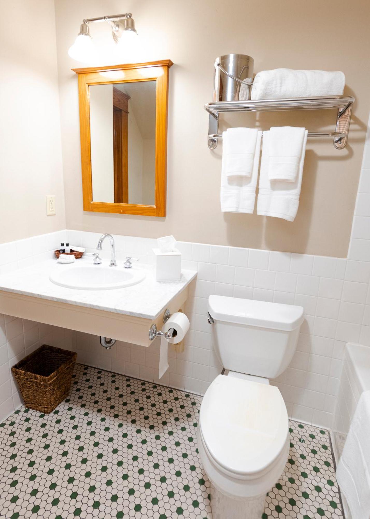 Captain Henderson House Hotel Arkadelphia Room photo