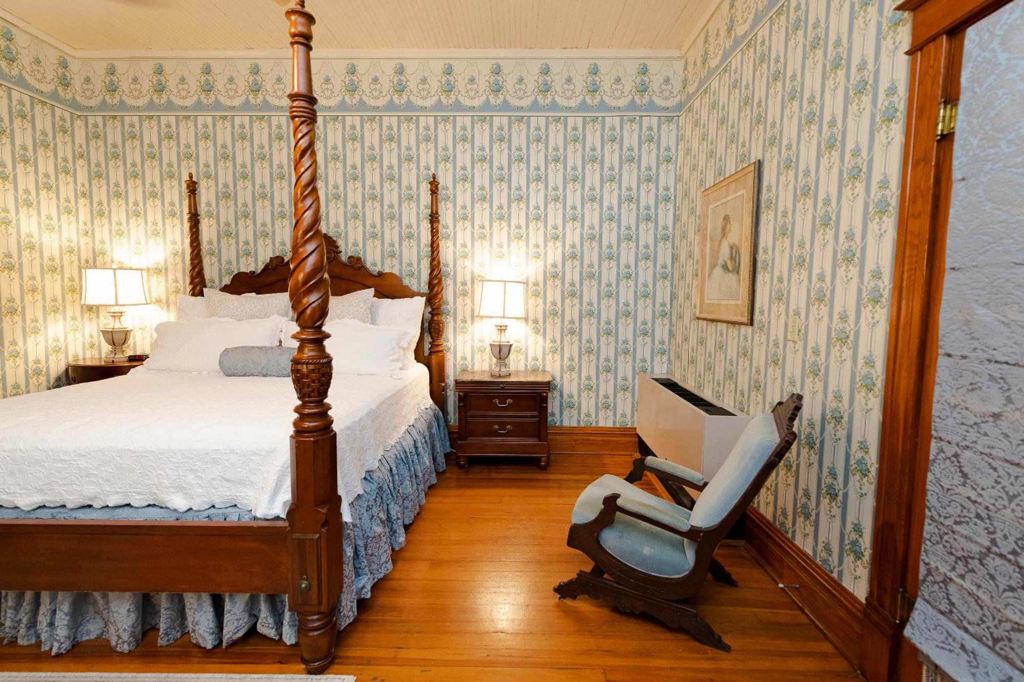 Captain Henderson House Hotel Arkadelphia Room photo