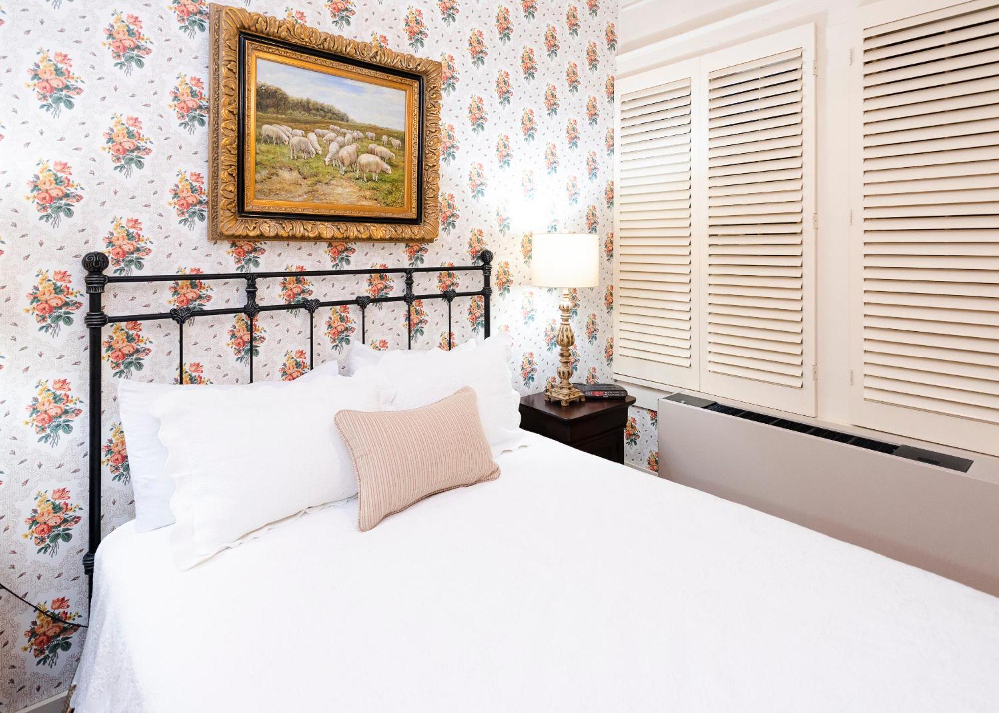 Captain Henderson House Hotel Arkadelphia Room photo