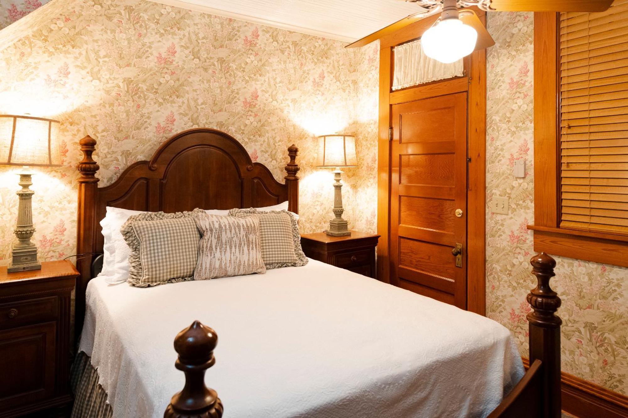 Captain Henderson House Hotel Arkadelphia Room photo