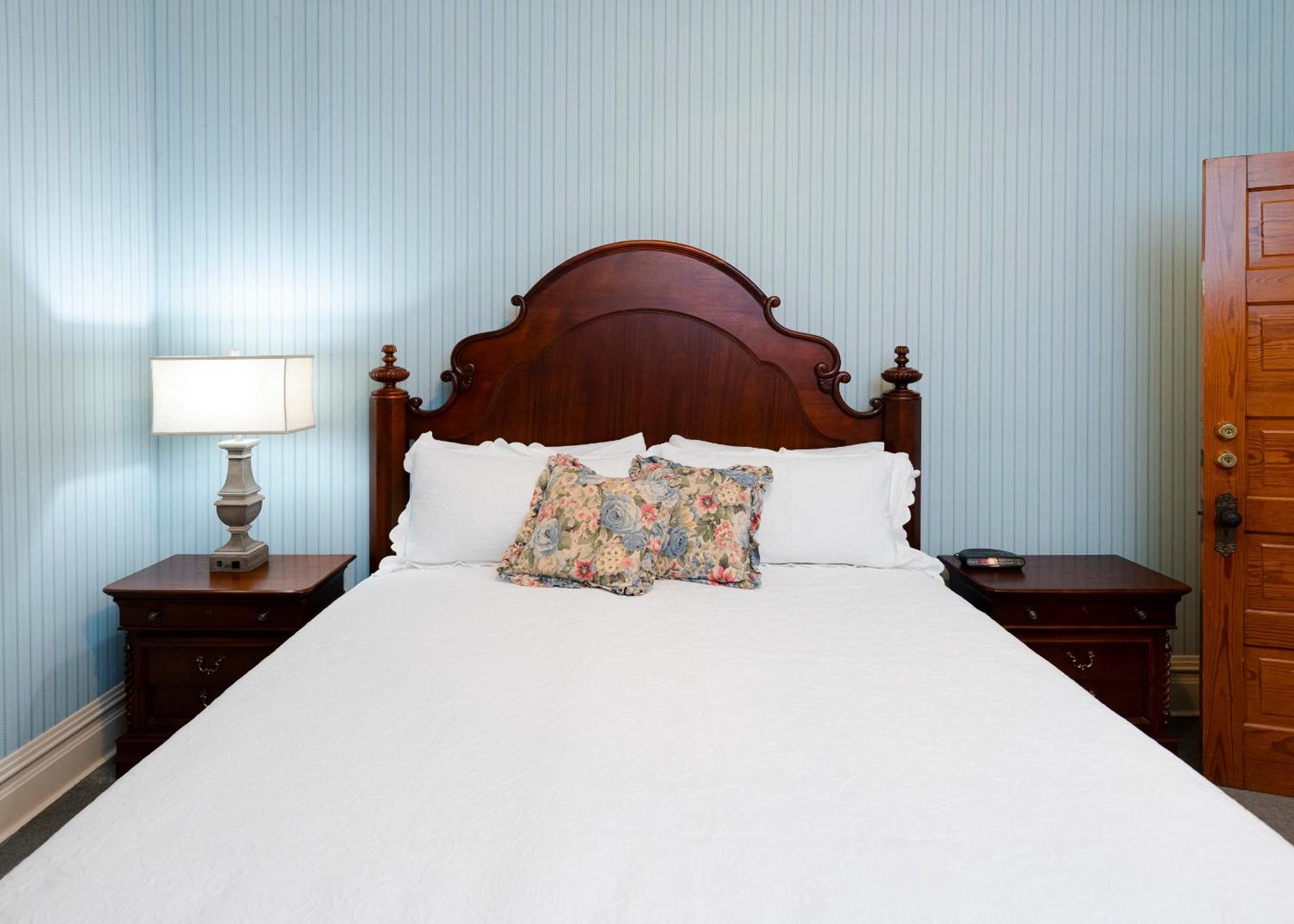Captain Henderson House Hotel Arkadelphia Room photo