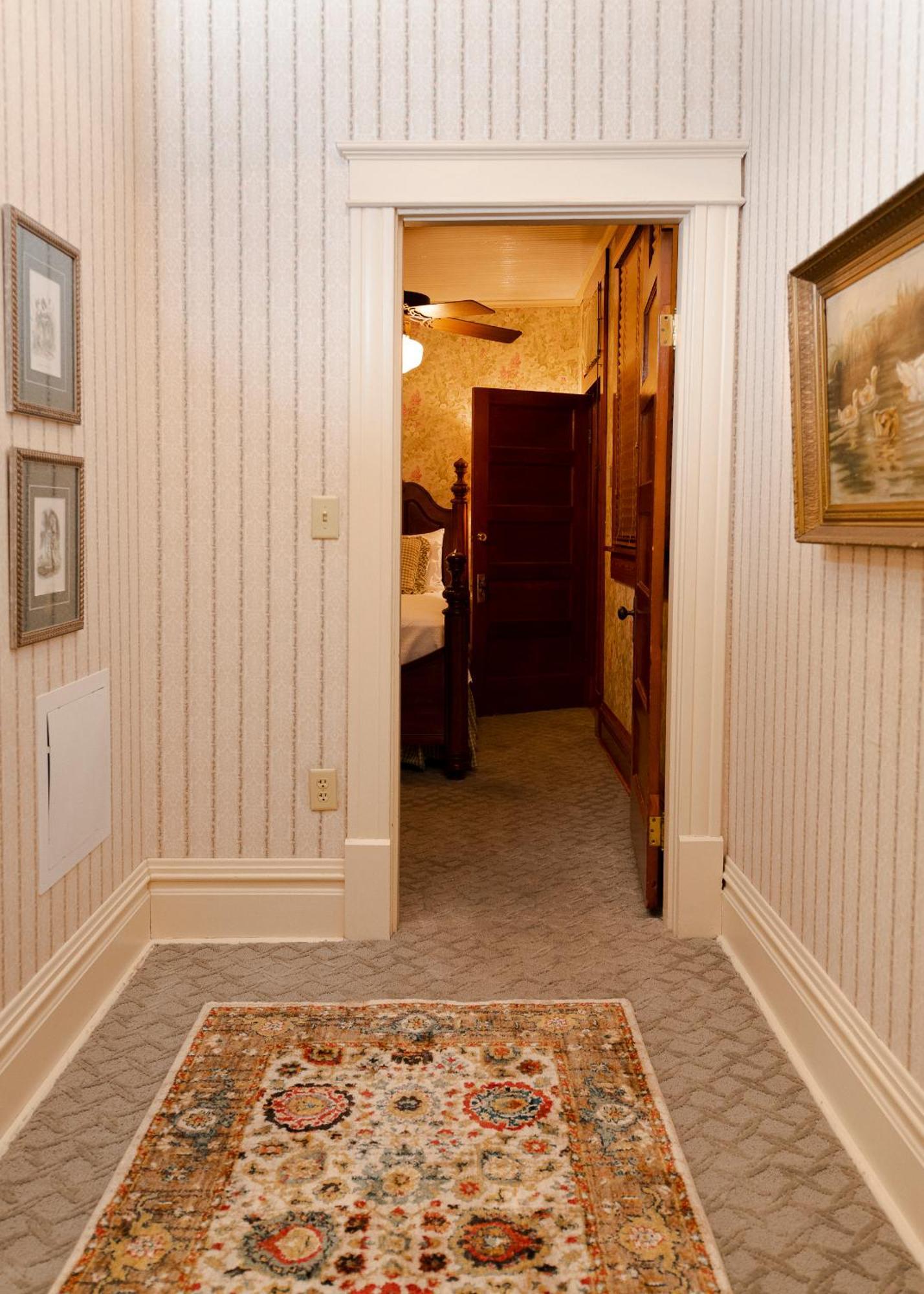 Captain Henderson House Hotel Arkadelphia Room photo