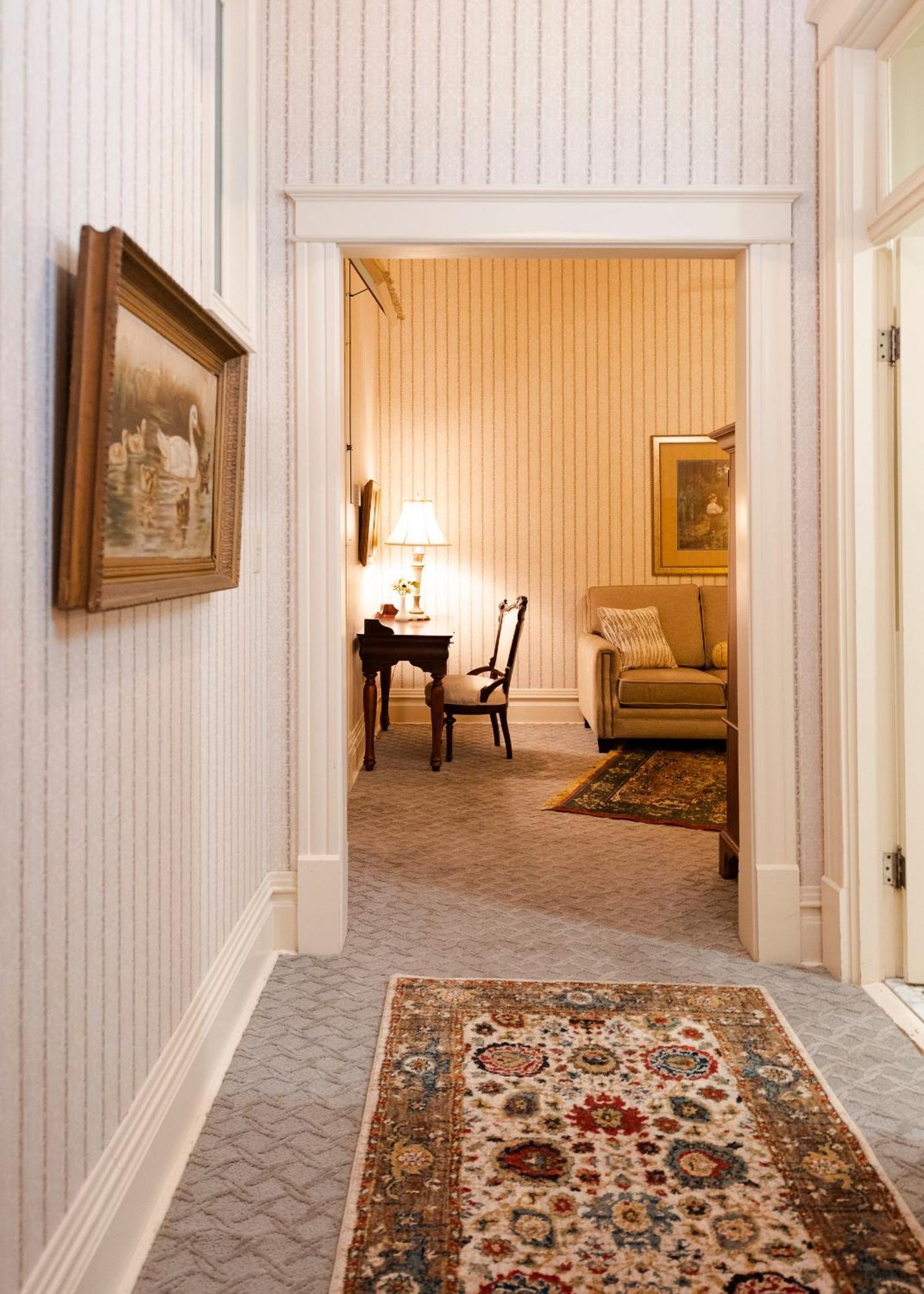 Captain Henderson House Hotel Arkadelphia Room photo