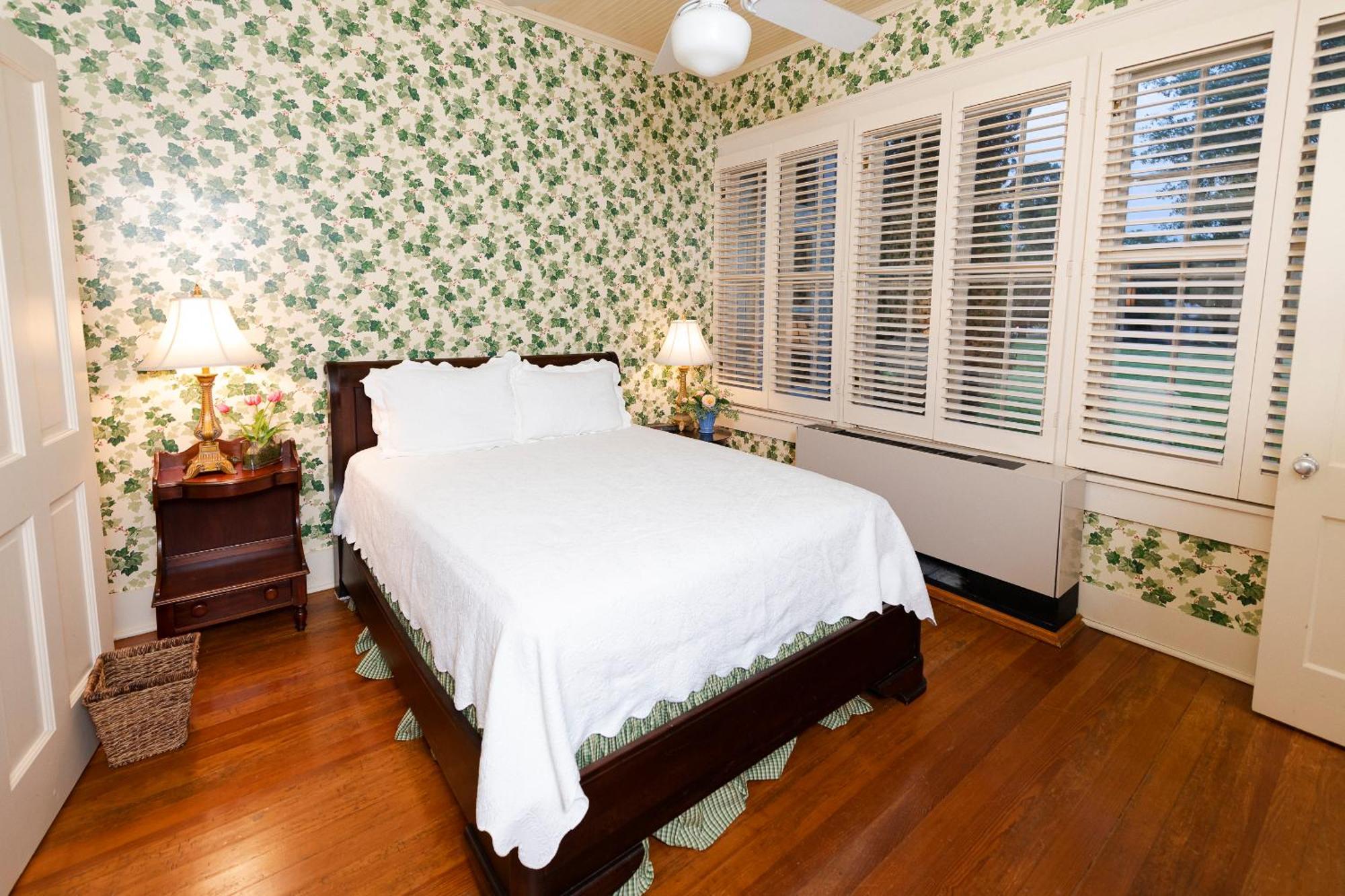 Captain Henderson House Hotel Arkadelphia Room photo