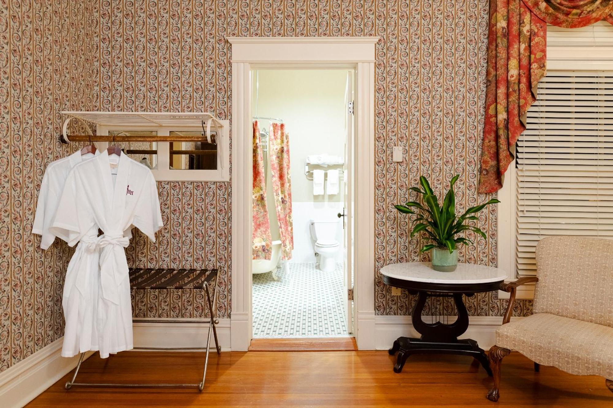 Captain Henderson House Hotel Arkadelphia Room photo