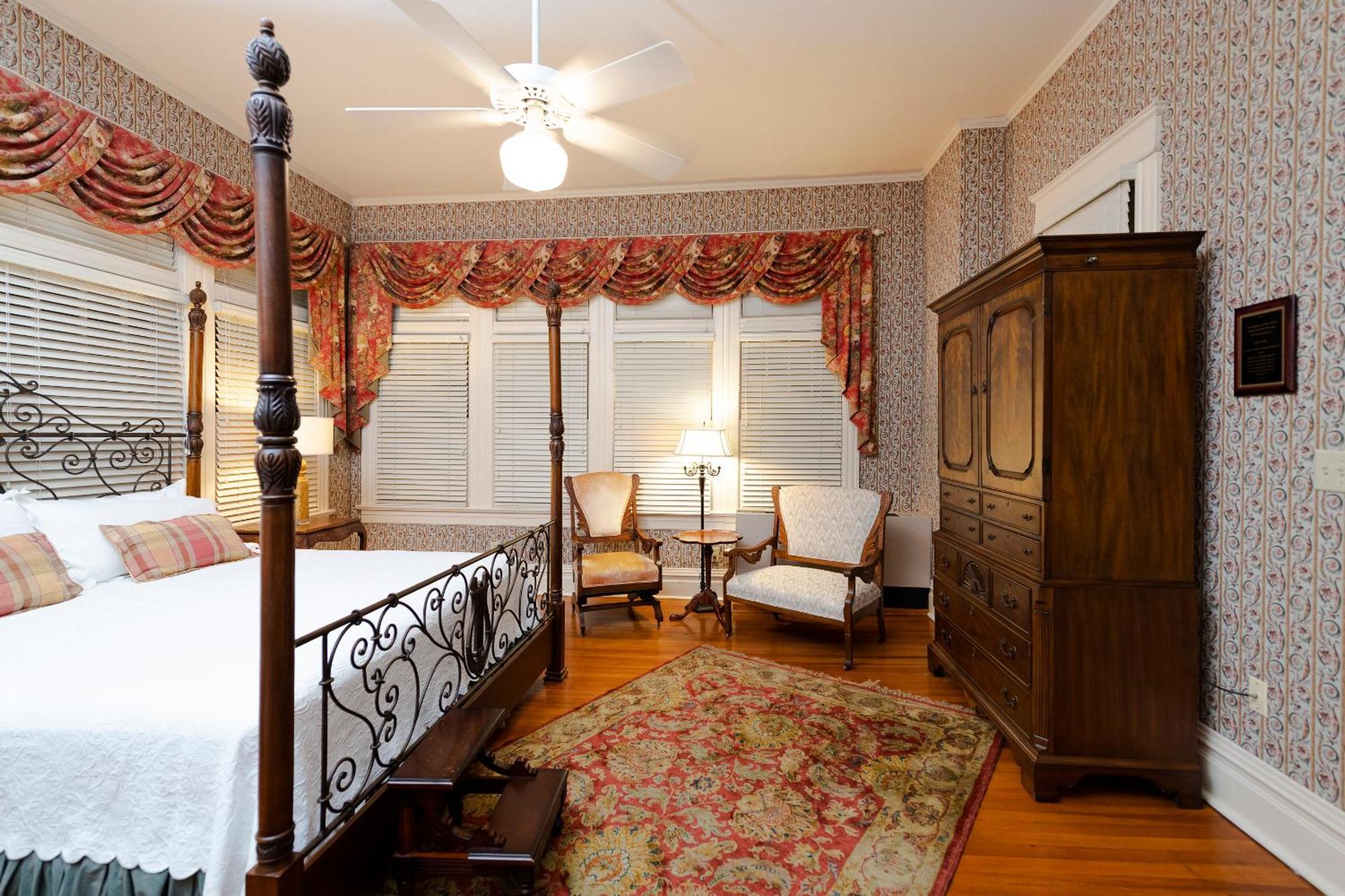 Captain Henderson House Hotel Arkadelphia Room photo