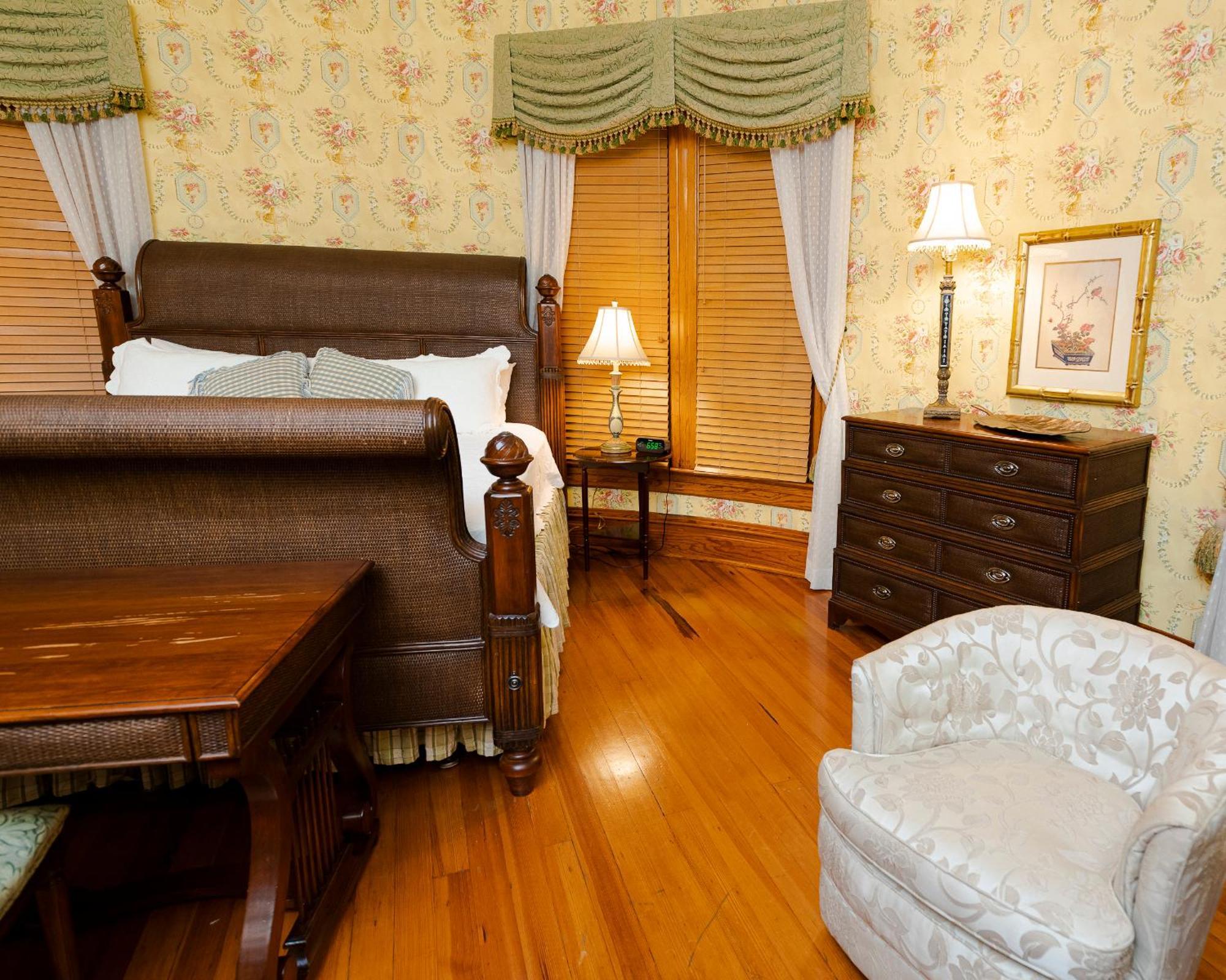 Captain Henderson House Hotel Arkadelphia Room photo